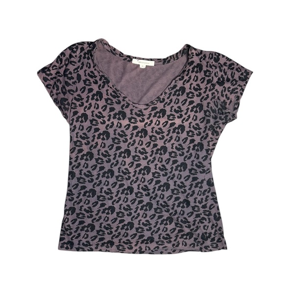 Forever 21 Tops - Forever 21 Leopard Print V-Neck Top
